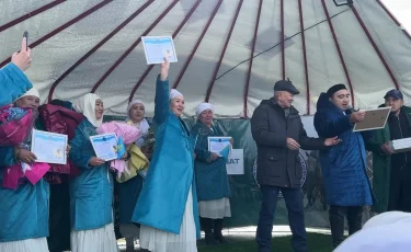 Рекорд области Улытау: сотни национальных костюмов и тонны благотворительности