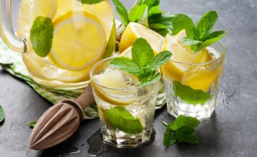 Вкусно и полезно: врач назвала простой напиток от отеков