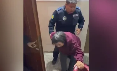 Қабырғасын сындырды: полицейлер несиесін төлей алмаған әйелді үйінен мәжбүрлеп шығарған