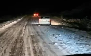 Зима уже здесь: в ВКО автомобили застряли на трассе из-за гололеда