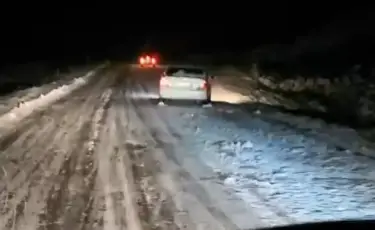 Зима уже здесь: в ВКО автомобили застряли на трассе из-за гололеда