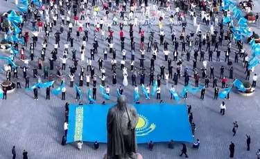 В Алматы прошёл масштабный флешмоб с участием более 2000 деятелей культуры и молодежи, посвящённый Дню Республики