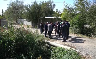 Қаламен байланыс үзіледі: Тараз іргесіндегі шағын өткелде көліктер суға түсіп кеткен