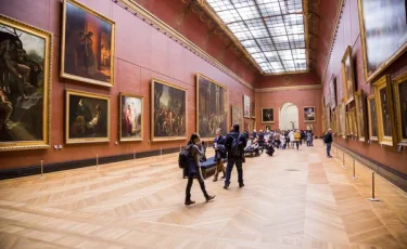 Лувр открыл двери после ограбления: стало известно об объемах ущерба