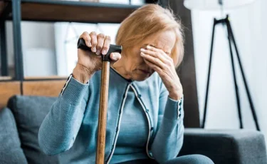 Уксус в лицо и кража украшений: в Атырауской области женщина напала на пенсионерку