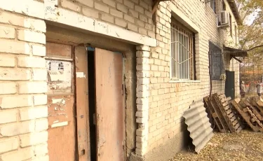 Держится на «честном слове»: актюбинцы боятся остаться под обломками разрушающегося дома