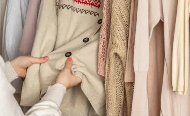 Причины появления затхлого запаха в шкафу и решения для свежести одежды