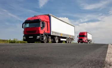 Жүк көліктерін заңсыз тіркеумен айналысқан топтың сыбайласы Ресейден экстрадицияланды