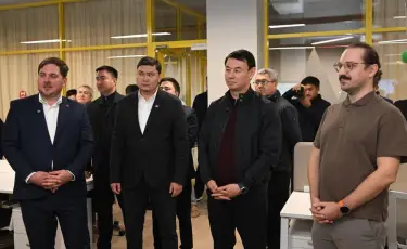 Развитие ИИ и зеленой экономики: Дархан Сатыбалды посетил ключевые объекты мегаполиса