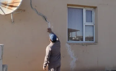 Үйдің қабырғасы жарылып жатыр: Маңғыстау облысында ауыл тұрғындары шаңға көміліп отыр