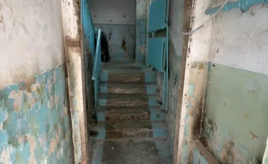 «Живём как в трущобах»: в Таразе подрядчики забросили ремонт, так и не начав