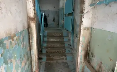 «Живём как в трущобах»: в Таразе подрядчики забросили ремонт, так и не начав