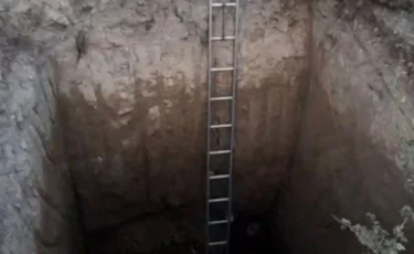 Провал под ногами: мужчина упал в трехметровую яму с дождевой водой