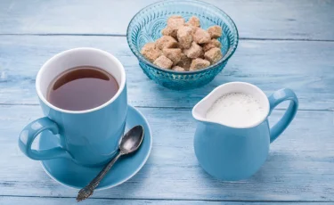 Чай с молоком: почему он вреден для ЖКТ