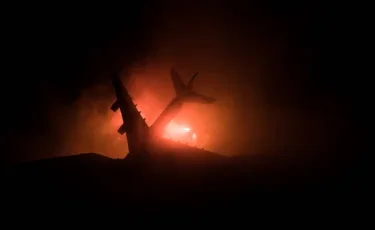 Гонконгта жүк ұшағы ұшу-қону жолағынан шығып кетіп, екі адам көз жұмды