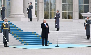 Президент Мемлекеттік ту көтеру рәсіміне қатысты