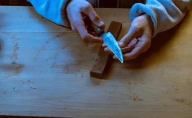 Скандал с кровавым финалом: в Атырау женщина ранила полицейского ножом