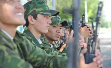 Больше военного духа: в казахстанских школах расширят программу НВП