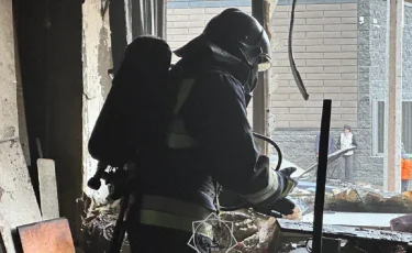 Қарағанды облысында өртеніп жатқан үйден 33 адам құтқарылды