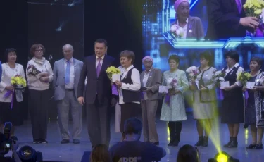 Учитель нового времени: в ВКО в честь профессионального праздника наградили лучших педагогов