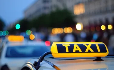 Такси жүргізушісін видеоға түсірген блогер келіншектің басы дауға қалды