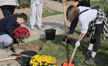 Алматинские школьники приняли участие в акции «Таза Қазақстан»