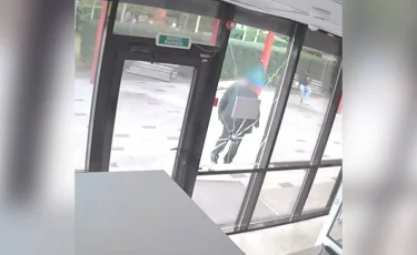 Неудачная вспышка гнева: житель Астаны разбил окно полицейского поста