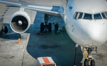 Искры под крылом: в аэропорту Костаная загорелось шасси взлетевшего самолета