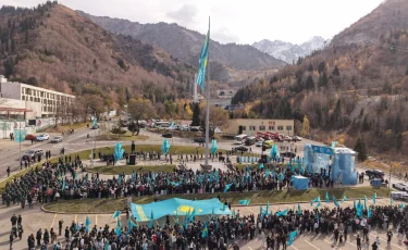 Алматыда Республика күніне орай Мемлекеттік туды көтеру рәсімі өтті