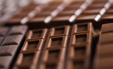 На сладкое потянуло: вор украл в магазине 18 плиток шоколада и съел их