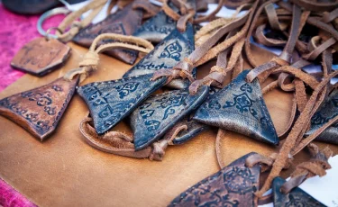 Защитит от порчи и сглаза: как правильно выбрать талисман