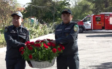 Жас құтқарушылар: Алматыда мектеп оқушылары сала ардагерлерін құттықтады