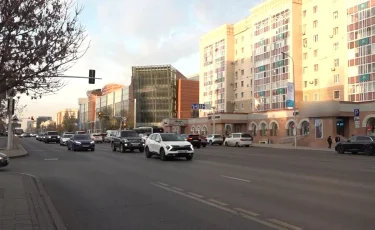 День Республики: в Астане здания и балконы жилых домов украшают казахстанские флаги