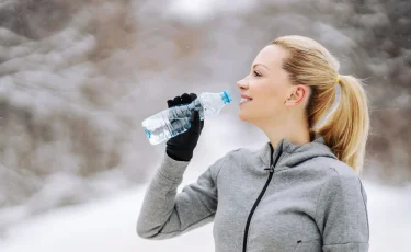 Зимний питьевой режим: зачем организму вода в холодное время года