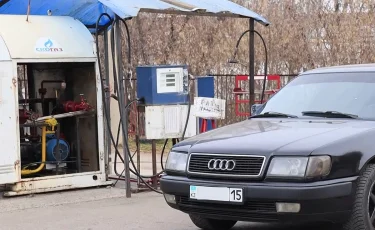 Дефицит газа: автолюбители стоят часами в очередях на автозаправках СКО