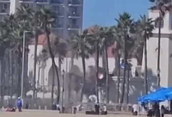 Вертолет упал возле пляжа, пострадали прохожие