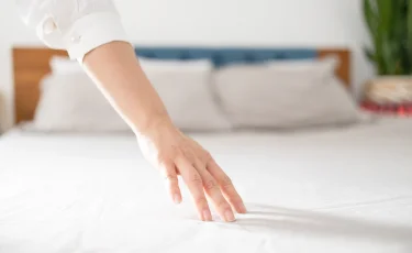 Чистое постельное бельё и здоровый сон: режим ухода