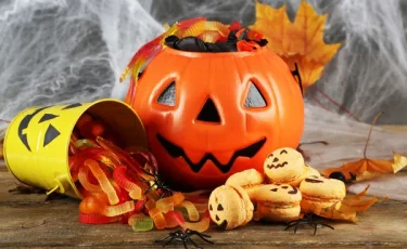 Тыквы и улыбки: как в Белом доме отпраздновали Хэллоуин с детьми