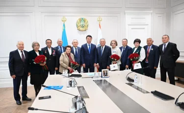 Дархан Сатыбалды ардагерлерді Қарттар күнімен құттықтады