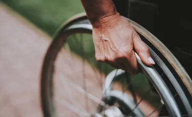 Трос оборвался: женщина-инвалид пострадала из-за некачественной конструкции здания