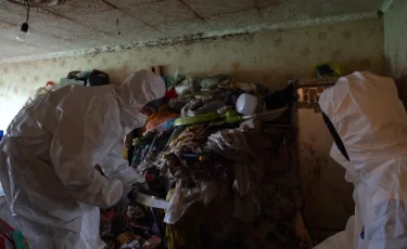 Тараканы и горы мусора: в таких условиях жили двое маленьких детей в Атырау