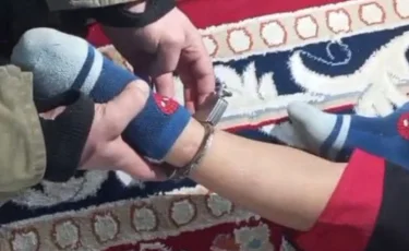 Попал в ловушку: ребенок случайно сковал себя наручниками и не смог освободиться