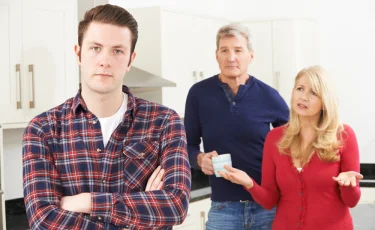 Помогать ли взрослым детям деньгами и как не стать «кошельком» в семье