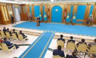 В борьбе за жизни: Глава государства наградил алматинских спасателей медалями