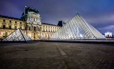 Музей Лувр в Париже подвергся ограблению