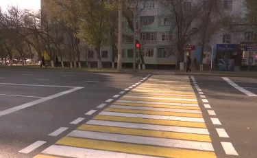 На большой скорости: в Актобе таксист сбил ребенка на пешеходном переходе