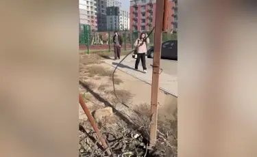 А вдруг опасно: открытая электропроводка рядом со станцией ЛРТ держала людей в страхе