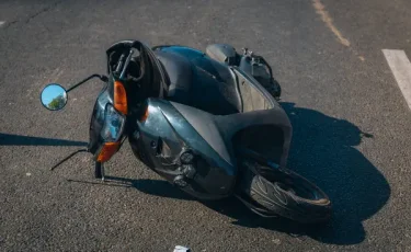 Опасный маршрут: пьяный водитель без прав выехал на трассу на мопеде