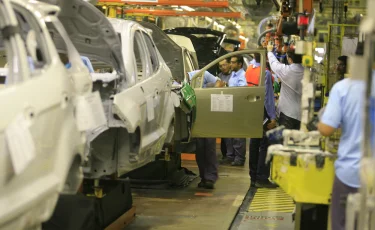 От прикручивания фар до производства сложных узлов