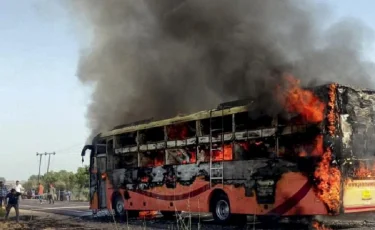 Үндістанда автобус өртеніп, 20 жолаушы қаза тапты